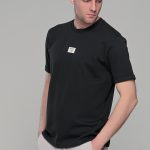 Μαύρο ανδρικό κοντομάνικο t-shirt με σχέδιο στην ύφανση και διακριτική στάμπα– regular fit