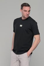 Μαύρο ανδρικό κοντομάνικο t-shirt με σχέδιο στην ύφανση και διακριτική στάμπα– regular fit
