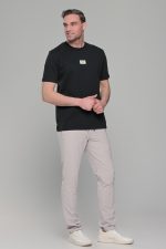 Μαύρο ανδρικό κοντομάνικο t-shirt με σχέδιο στην ύφανση και διακριτική στάμπα– regular fit - Image 6