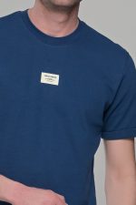 Μπλε ανδρικό κοντομάνικο t-shirt με σχέδιο στην ύφανση και διακριτική στάμπα– regular fit - Image 2