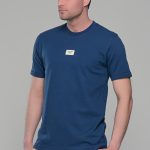 Μπλε ανδρικό κοντομάνικο t-shirt με σχέδιο στην ύφανση και διακριτική στάμπα– regular fit