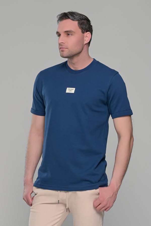 Μπλε ανδρικό κοντομάνικο t-shirt με σχέδιο στην ύφανση και διακριτική στάμπα– regular fit