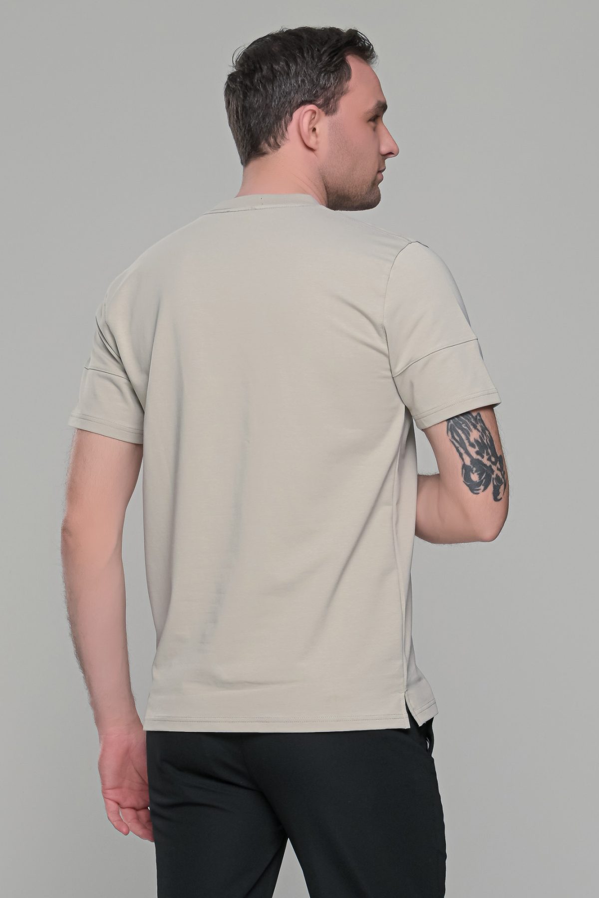 Γκρι ανδρικό κοντομάνικο t-shirt με σχέδιο στην ύφανση και διακριτική στάμπα– regular fit - Image 8