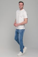 Λευκό ανδρικό κοντομάνικο t-shirt με σχέδιο στην ύφανση και διακριτική στάμπα– regular fit - Image 4