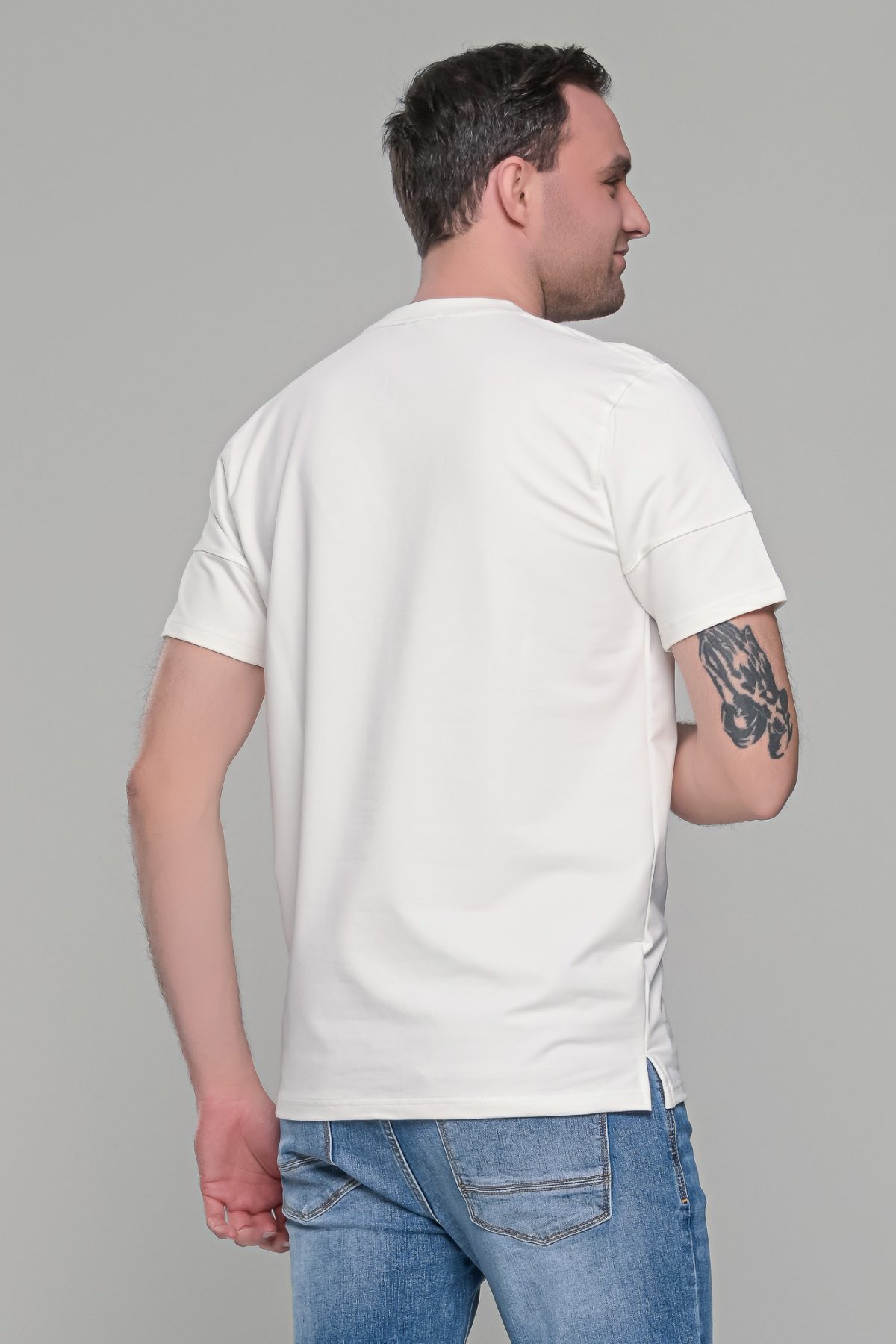 Λευκό ανδρικό κοντομάνικο t-shirt με σχέδιο στην ύφανση και διακριτική στάμπα– regular fit - Image 8