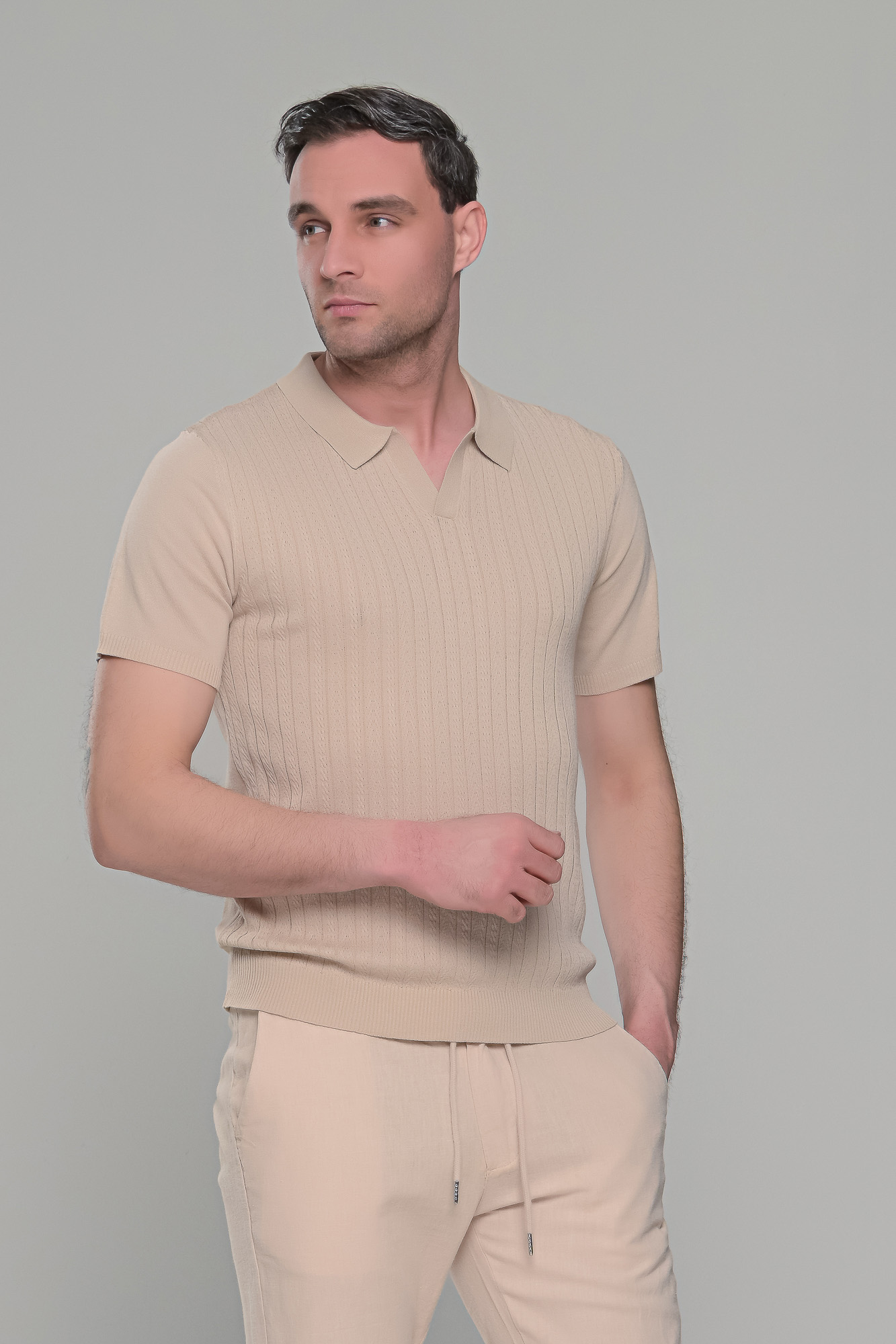 BY ANDREAS ADAMOPOULOS Μπεζ πλεκτό ανδρικό πόλο μπλουζάκι – Slim Fit - Image 1