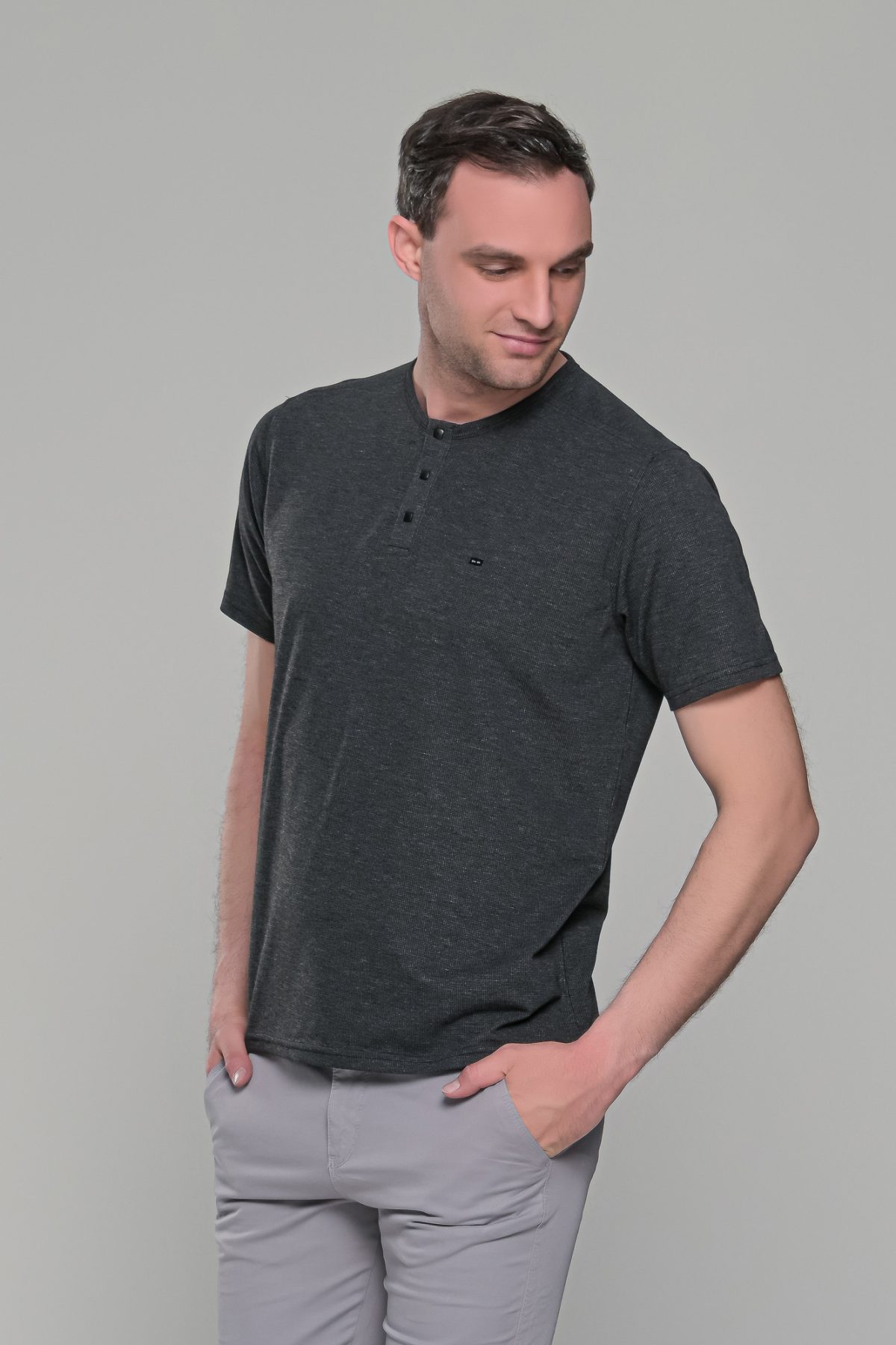 Ανθρακί κοντομάνικο ανδρικό t-shirt με πλεκτή ύφανση– regular fit - Image 3