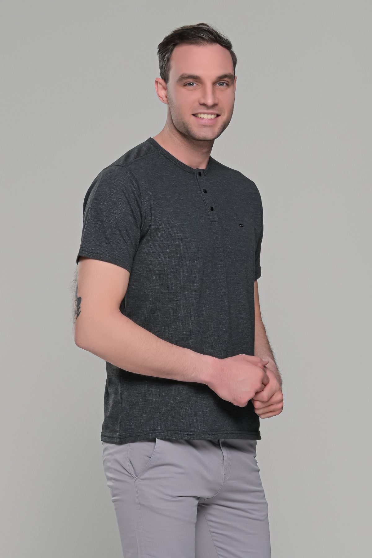 Ανθρακί κοντομάνικο ανδρικό t-shirt με πλεκτή ύφανση– regular fit - Image 5