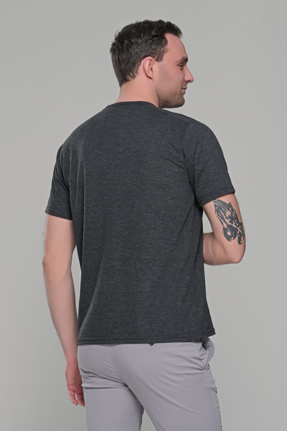 Ανθρακί κοντομάνικο ανδρικό t-shirt με πλεκτή ύφανση– regular fit - Image 8