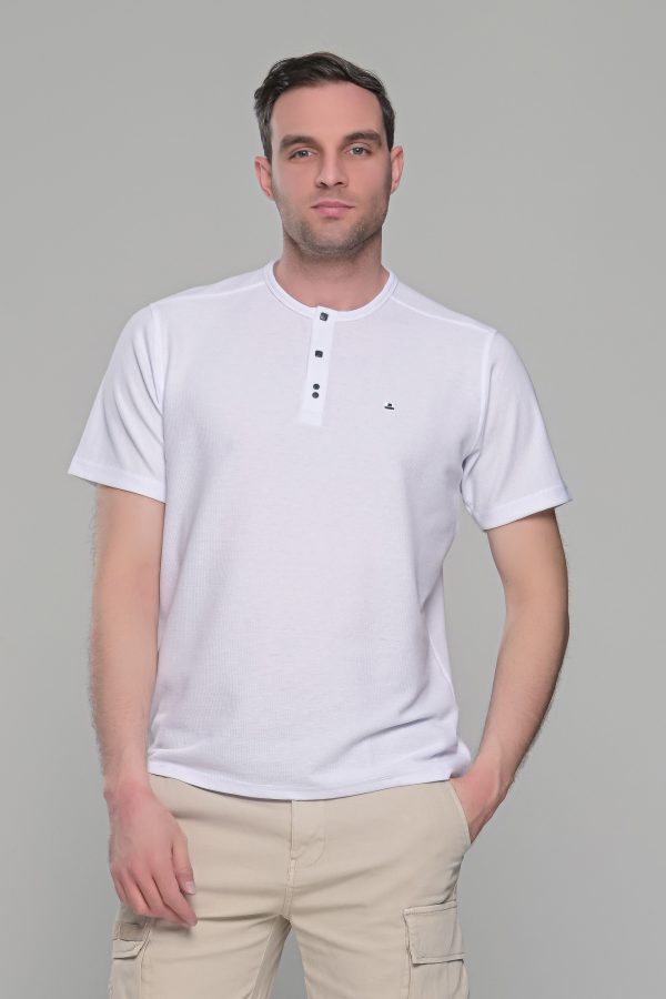 Λευκό κοντομάνικο ανδρικό t-shirt με πλεκτή ύφανση– regular fit