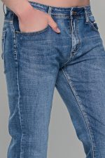 Ανδρικό καλοκαιρινό μπλε ανοιχτό τζιν Paparazzi με ελαφρύ ξέβαμμα – Slim fit - Image 2